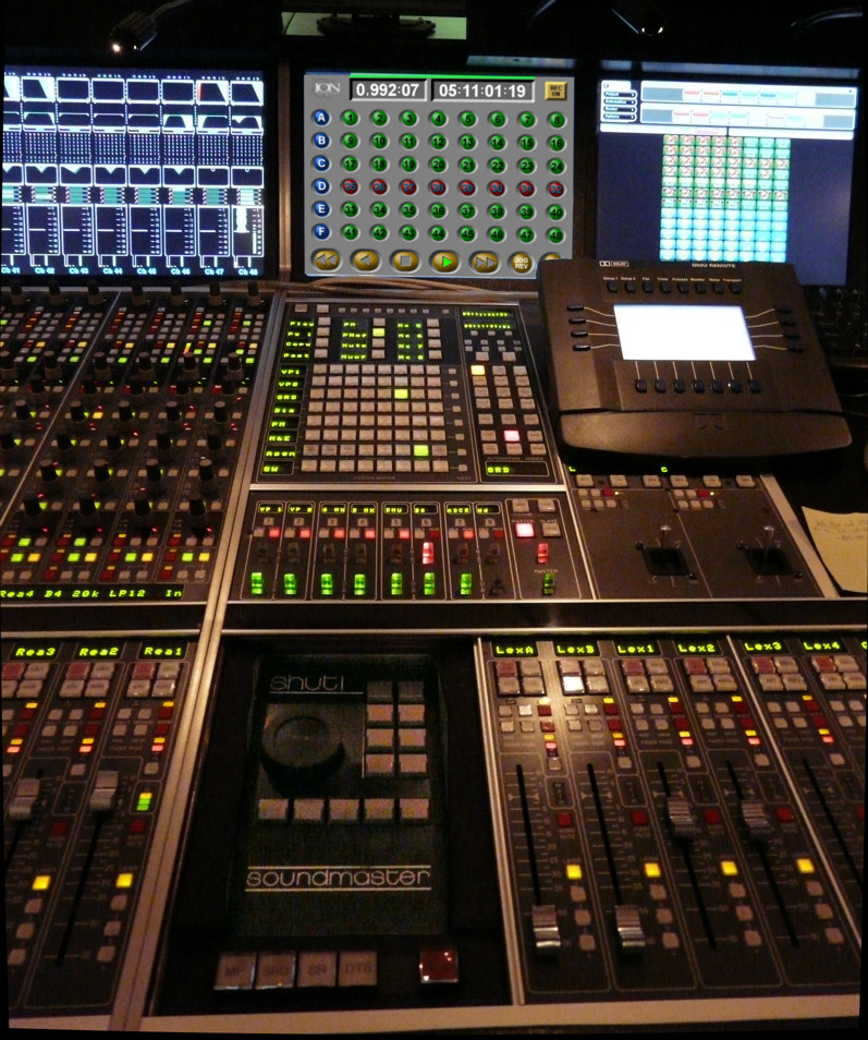 Soundmaster SHUTL in foreground with touch screen at interaudio